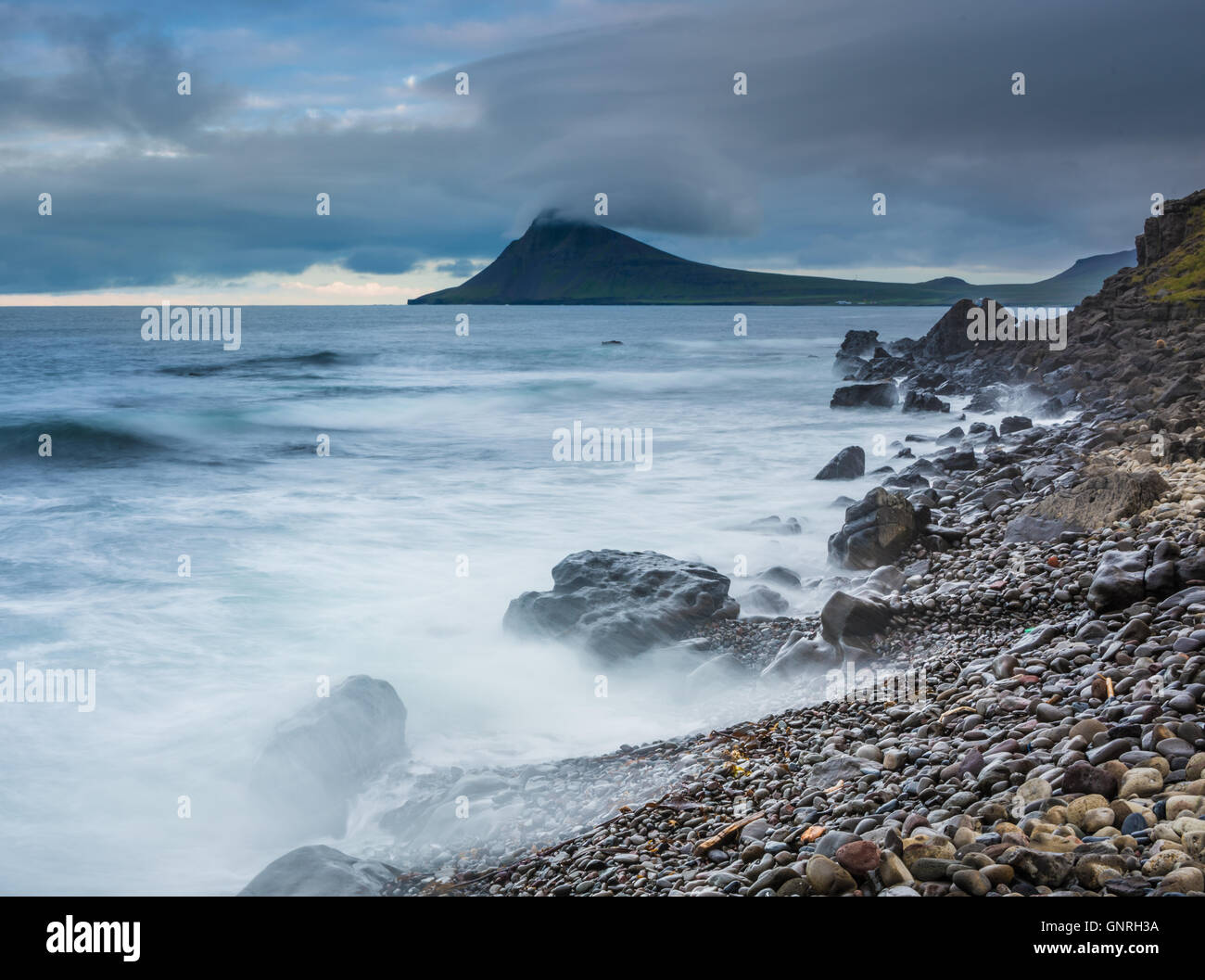 Paysages volcaniques escarpées le long de la côte de Strandir, Islande, Fjords de l'Ouest Banque D'Images