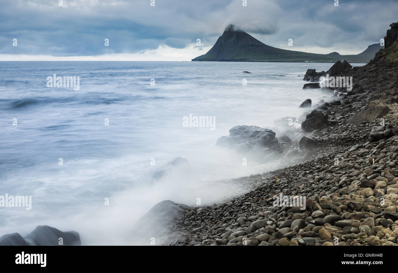 Paysages volcaniques escarpées le long de la côte de Strandir, Islande, Fjords de l'Ouest Banque D'Images