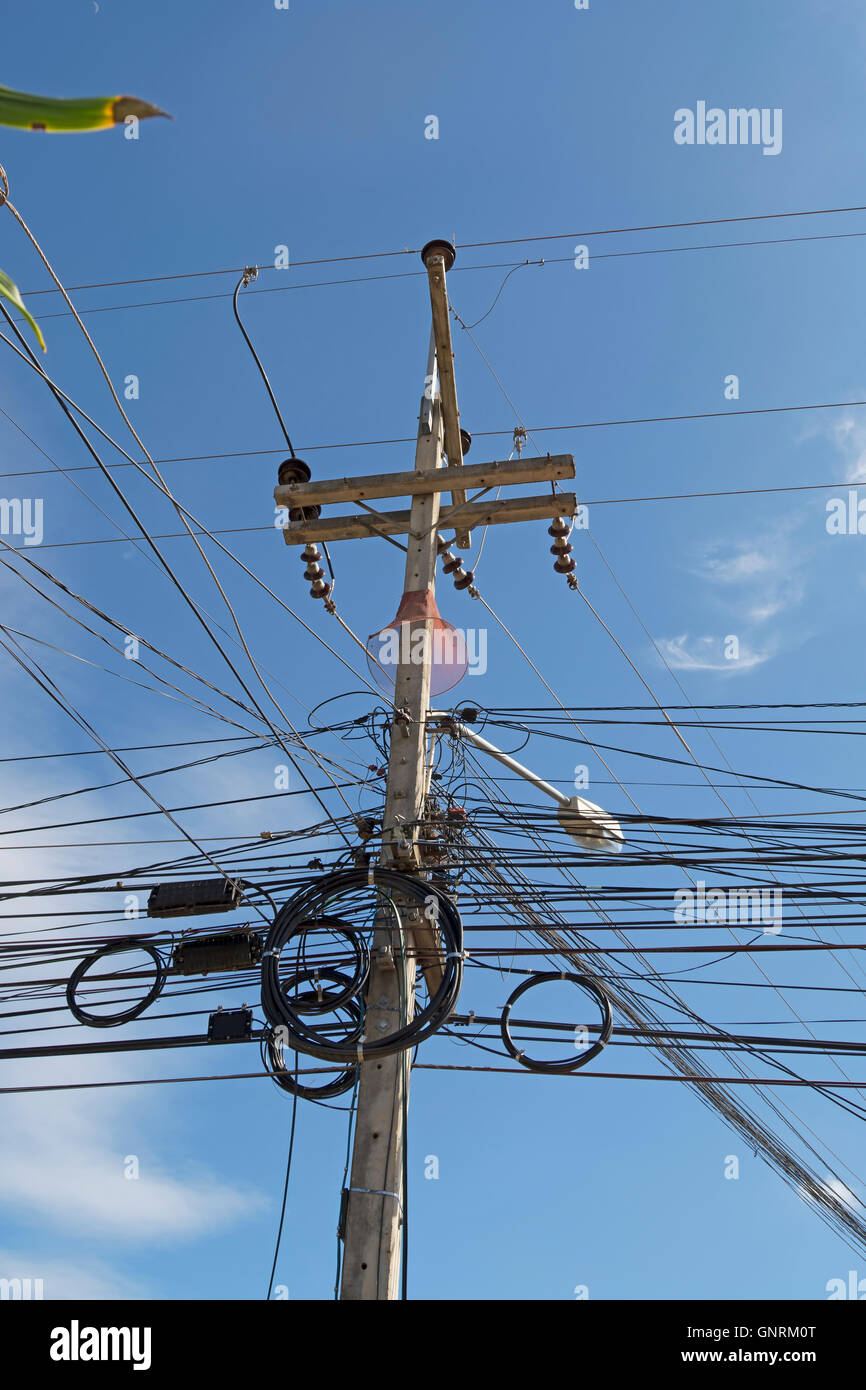 Les câbles électriques et téléphoniques sur un poteau à phetchabun, Thaïlande Banque D'Images