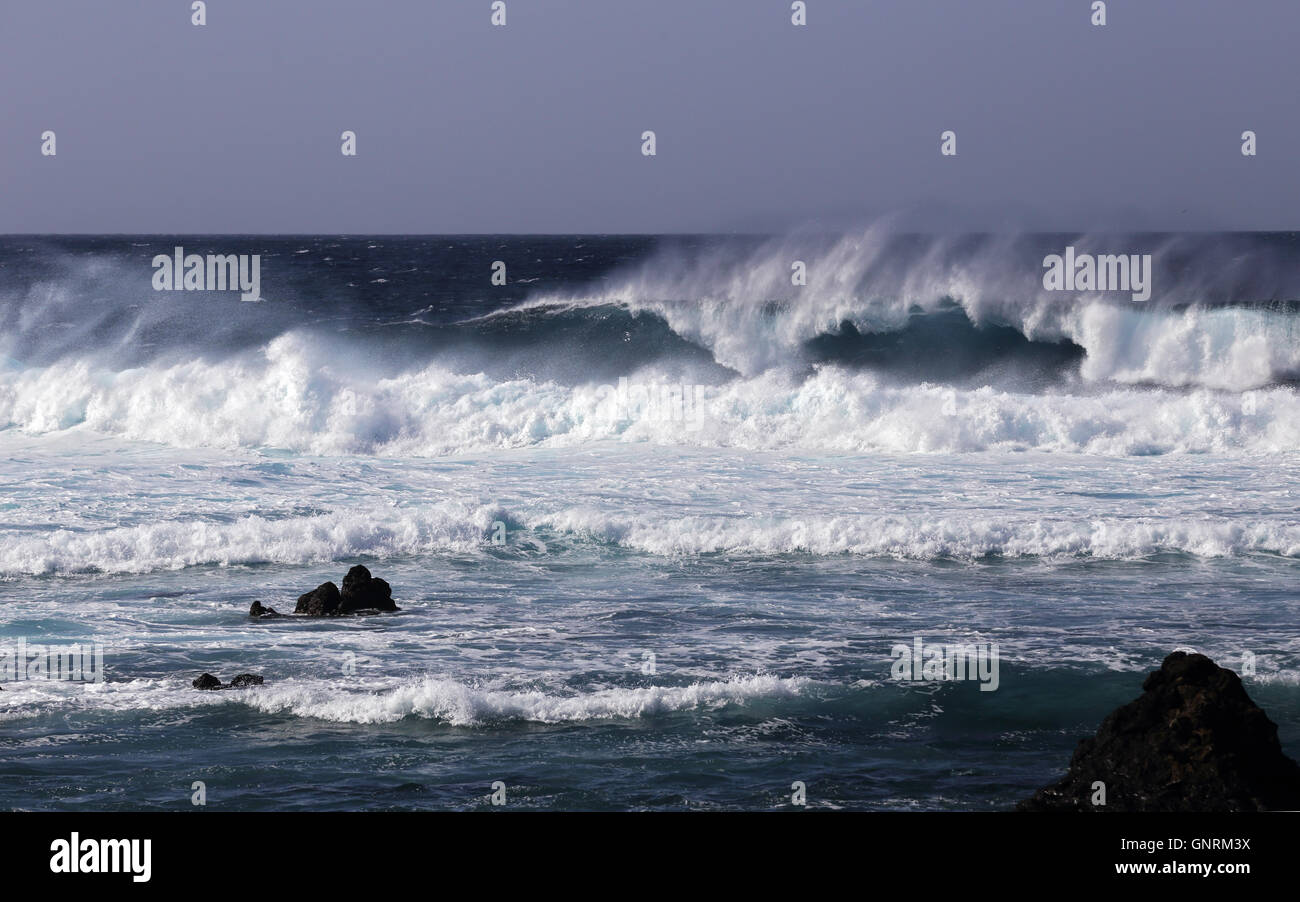 Vagues de rochers sur l'océan atlantique île des Canaries, Lanzarote, Espagne, Playa de Janubio Banque D'Images