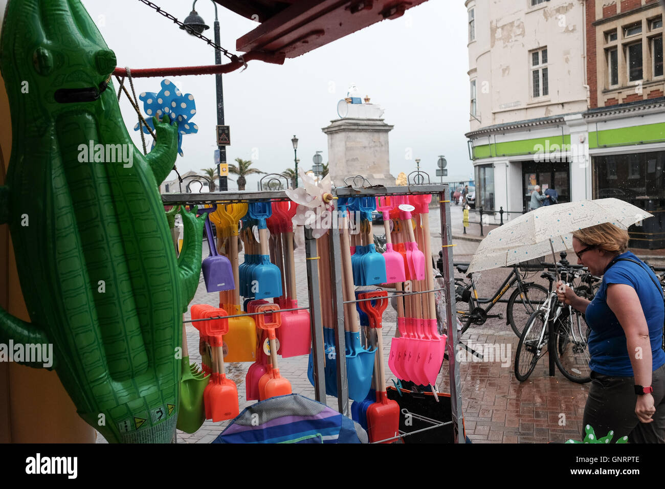Front de mer de Weymouth dans la pluie Banque D'Images