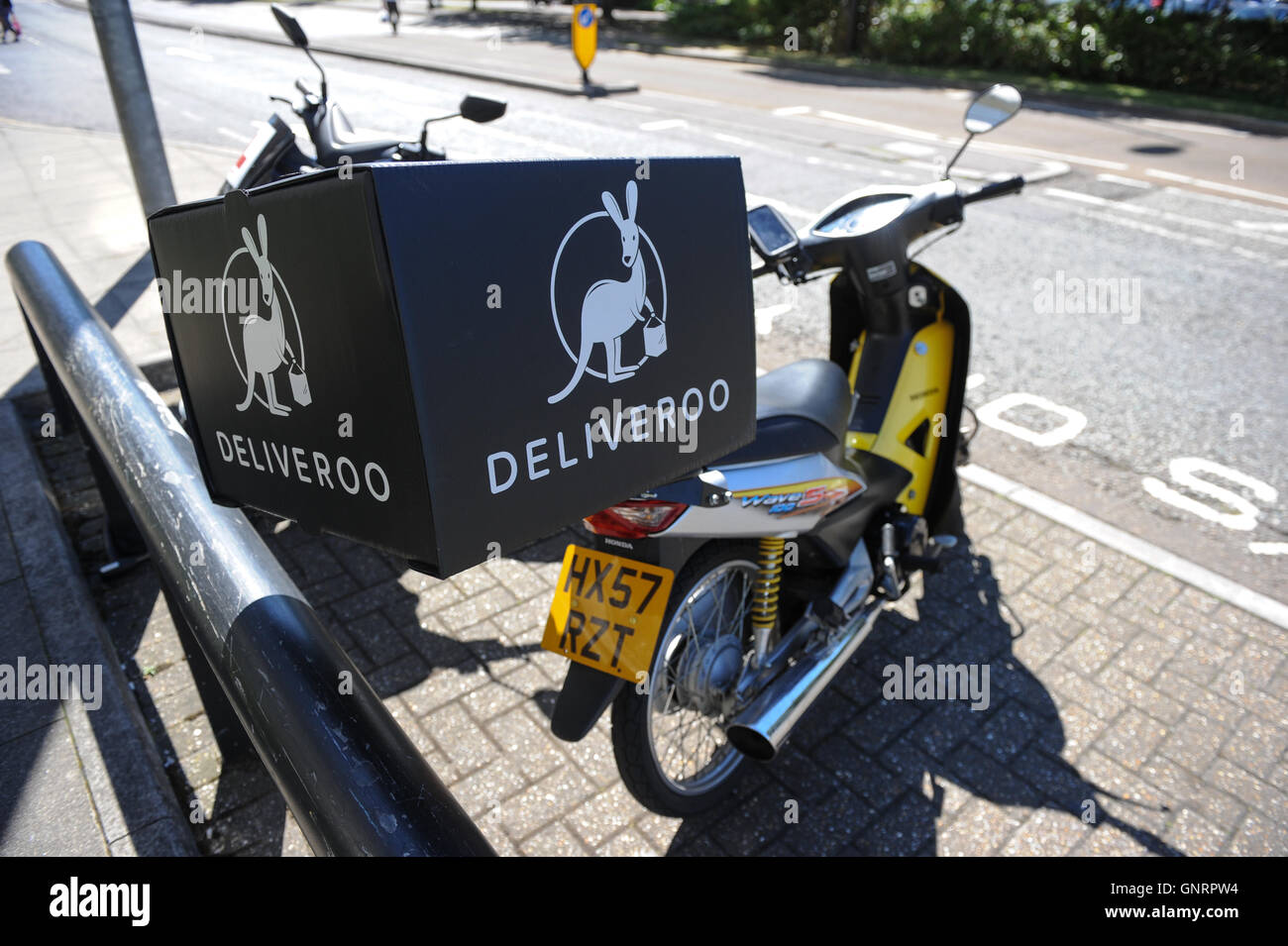 Deliveroo garé vélo Banque D'Images