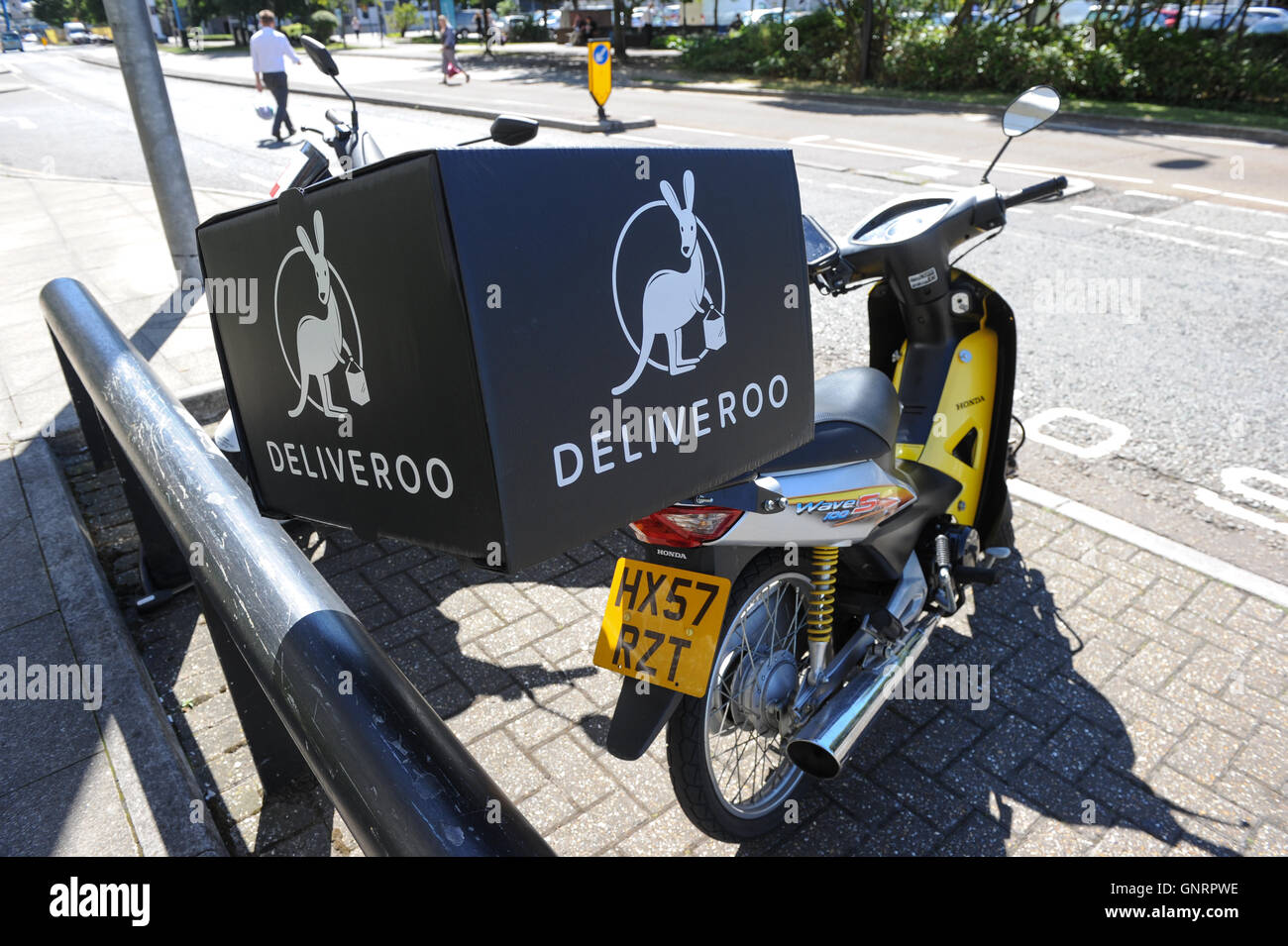 Deliveroo garé vélo Banque D'Images