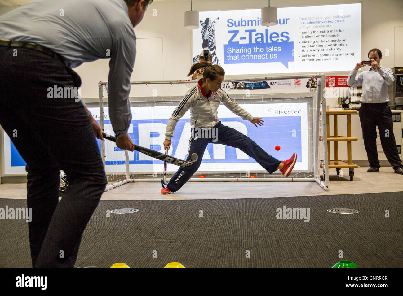 Membres de l'équipe de hockey GO et les médaillés d'or olympique Maddie Hinch (photo), Alex Danson et tenir une Webb Hollie penalty shoot-out pour le personnel de Investec au Gresham Street à Londres. Banque D'Images