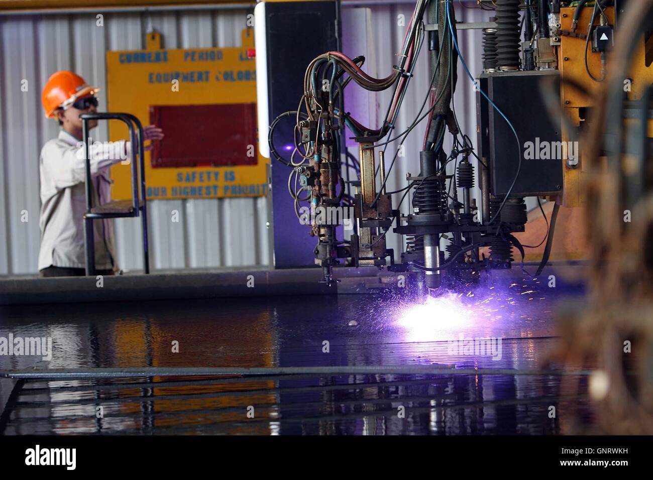 Les travailleurs de l'acier avec une coupe de robotique pour la réalisation de plates-formes offshore dans la production Offshore Bintan . Photo par Yuli Seper Banque D'Images