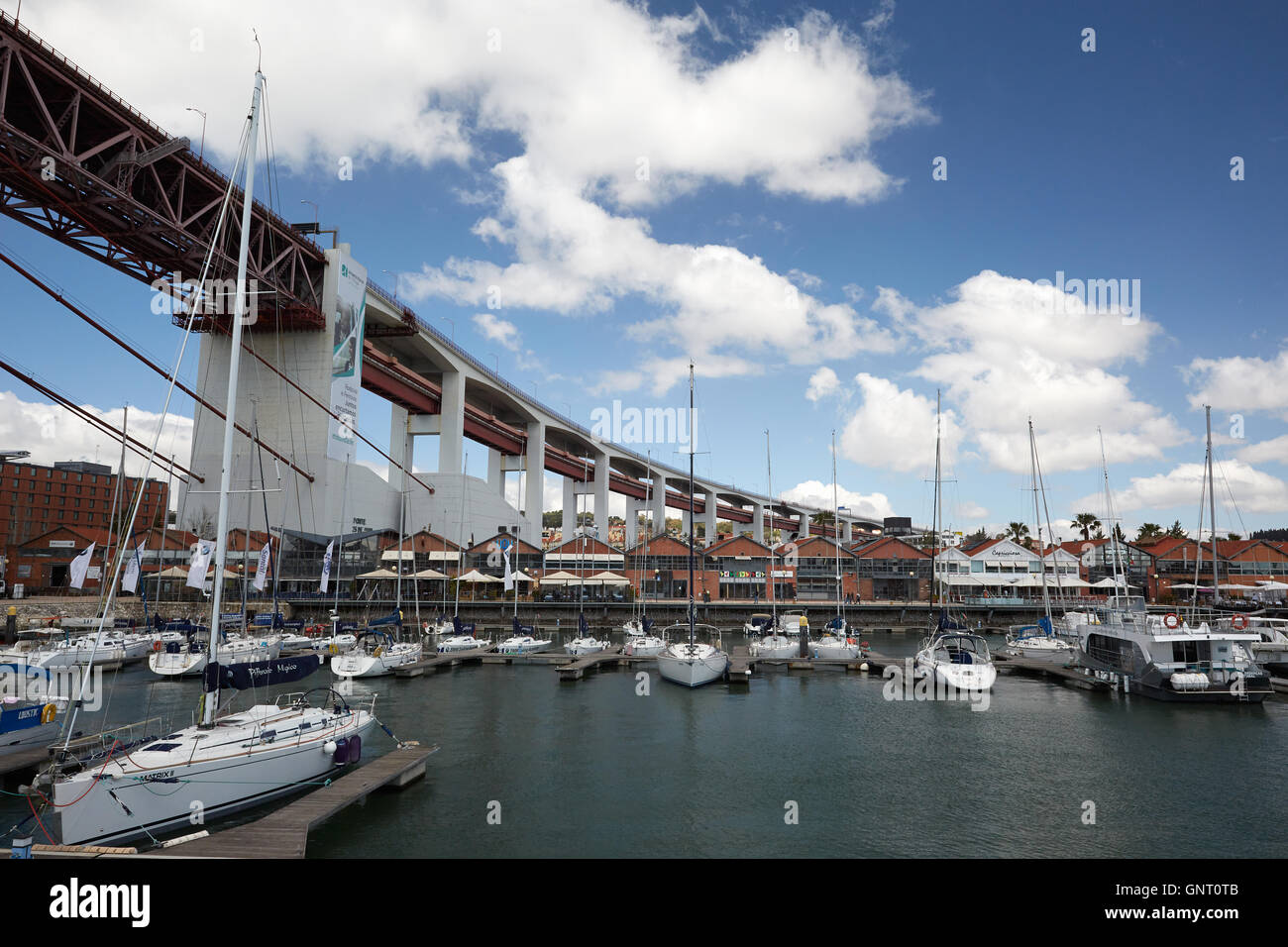 Lisbonne, Portugal, la marina au quai de Santo Amaro district à Alcantara Banque D'Images