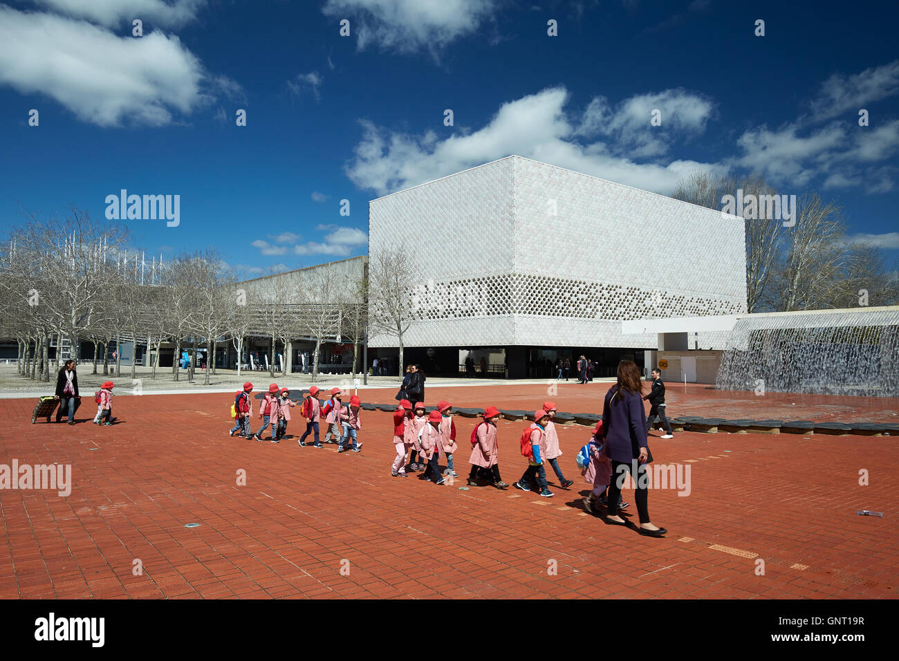 Lisbonne, Portugal, Groupe d'enfants dans le Parque das Nacoes Banque D'Images