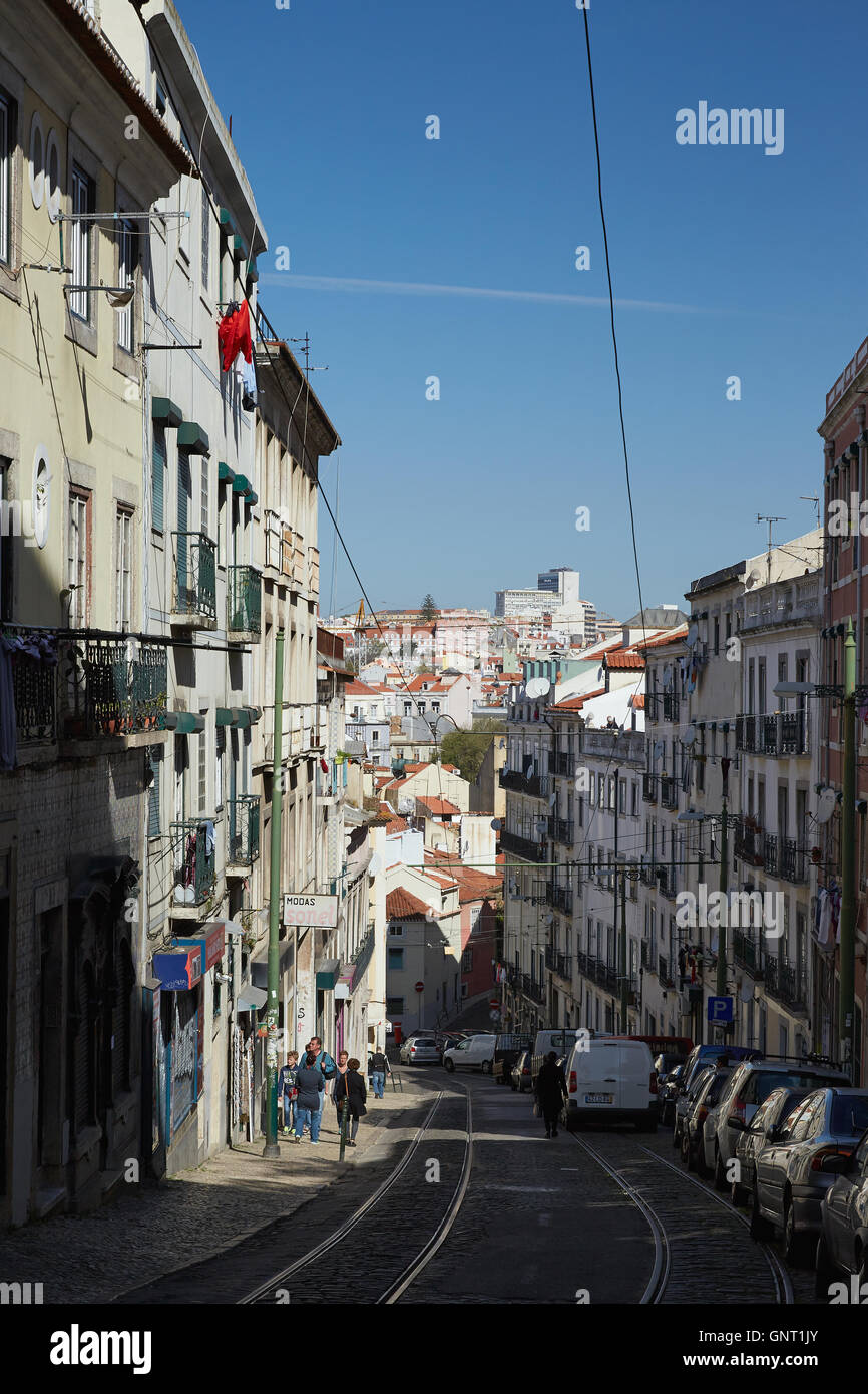 Lisbonne, Portugal, voies de tram dans la Calcada de Santo Andre Banque D'Images