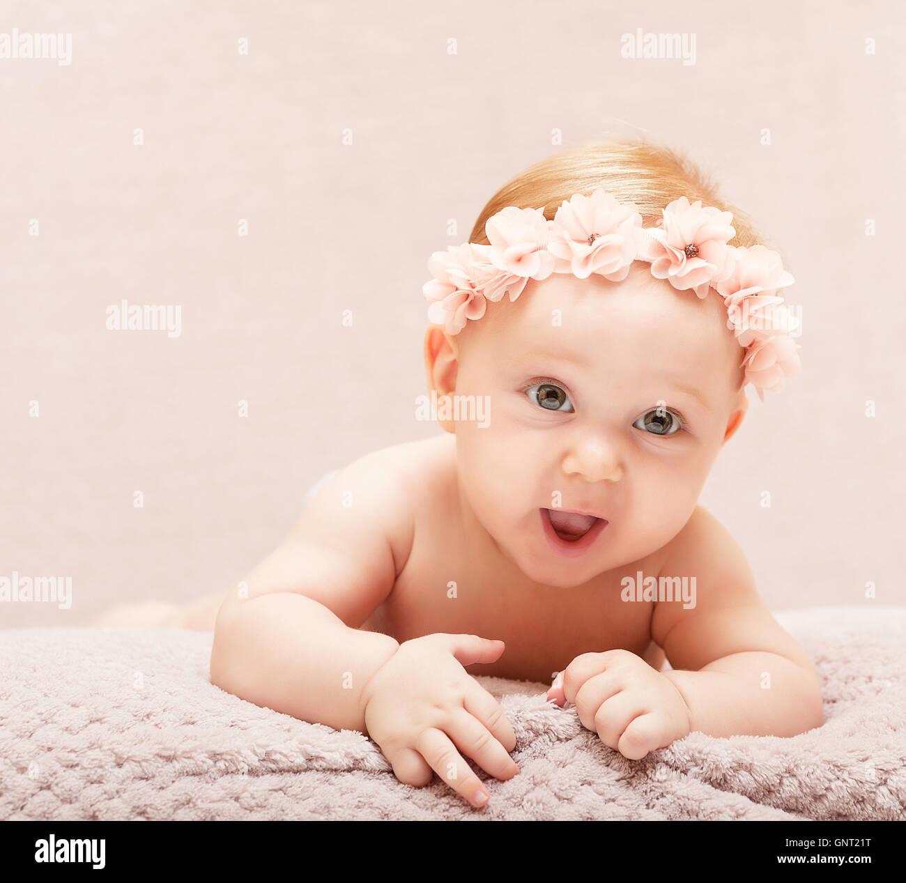 Portrait of caucasian newborn avec serre-tête fleur rose Banque D'Images