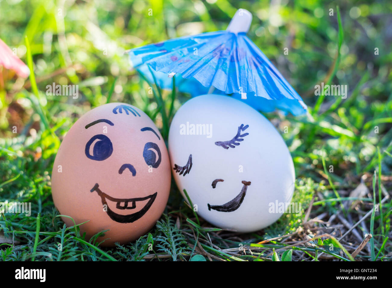 Drôle de couple imitant les oeufs de différentes races et surpris personne blanche Banque D'Images