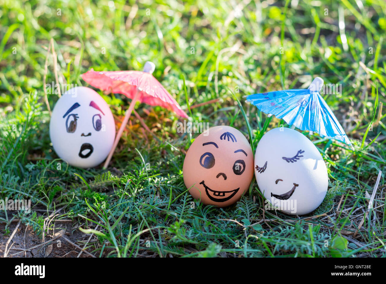 Drôle de couple imitant les oeufs de différentes races et surpris personne blanche Banque D'Images