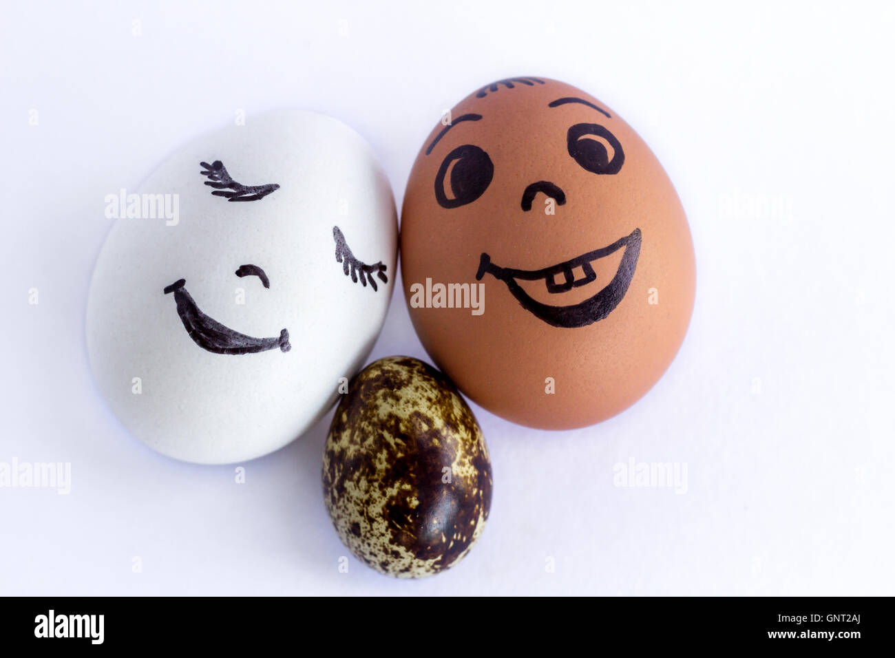 Oeufs Droles Imitant Une Famille Mixte Avec Versicolored Heureux Bebe Sur Fond Blanc Photo Stock Alamy Oeufs Droles Imitant Une Famille Mixte Avec Versicolored Heureux Bebe Sur Fond Blanc Photo Stock Alamy