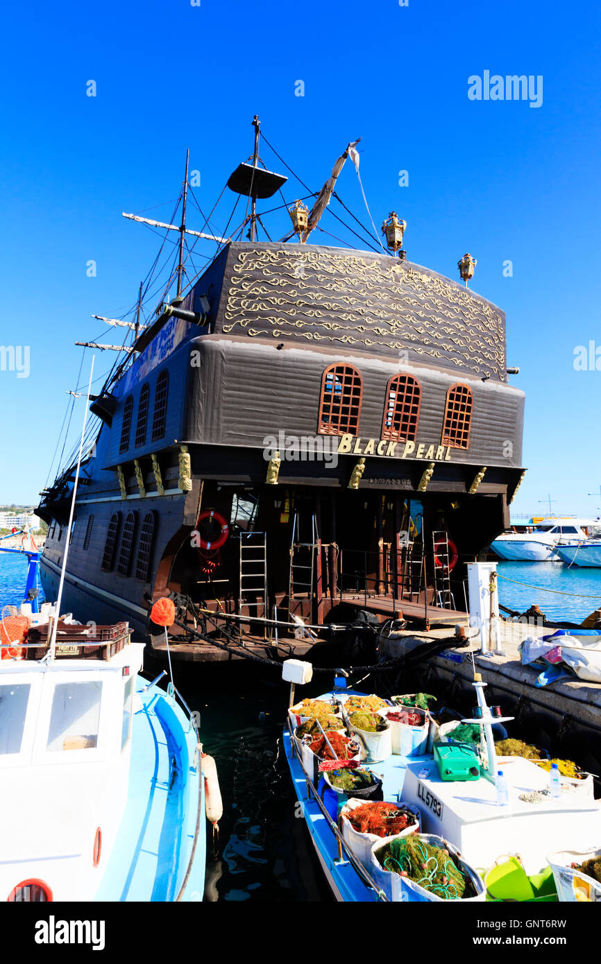 'Black Pearl' partie bateau croisière, accosté au port d'Ayia Napa, Chypre. Banque D'Images