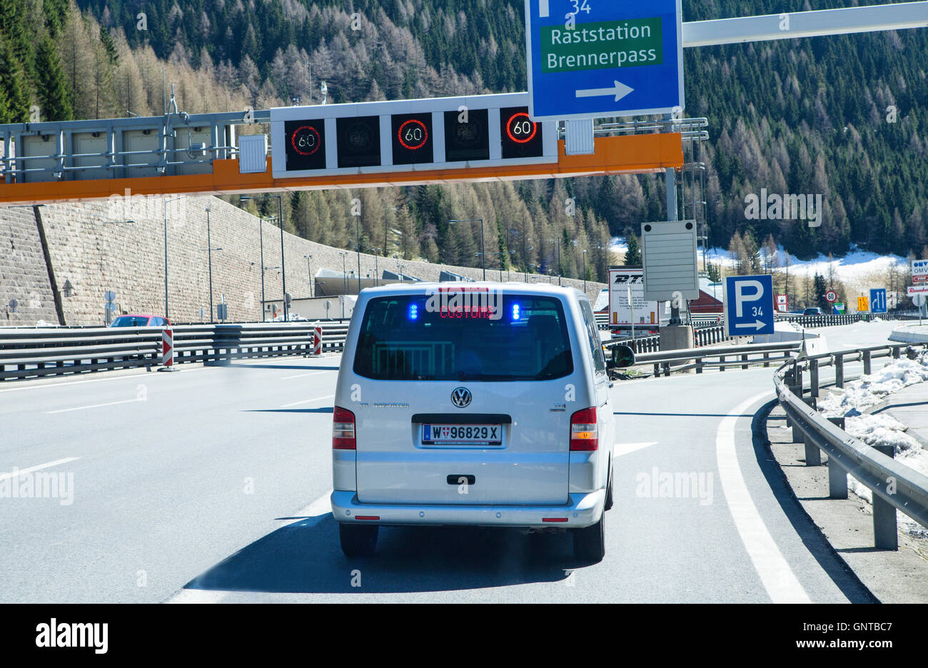 Col du Brenner, Autriche - 20 avril 2016 : une voiture sur la douane cachés Brennero laissez-passer frontalier. Une voiture doit suivre la voiture des douanes d'une place de parking pour Banque D'Images