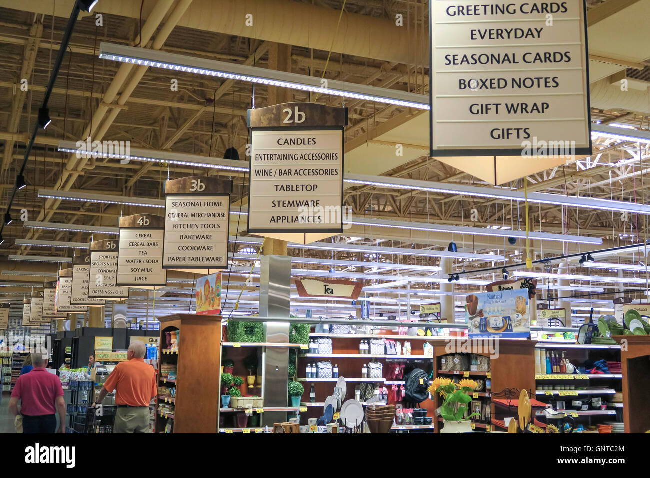 Aperçu de l'intérieur du magasin avec des signes d'allée, Wegmans Épicerie, Westwood, Massachusetts, USA Banque D'Images