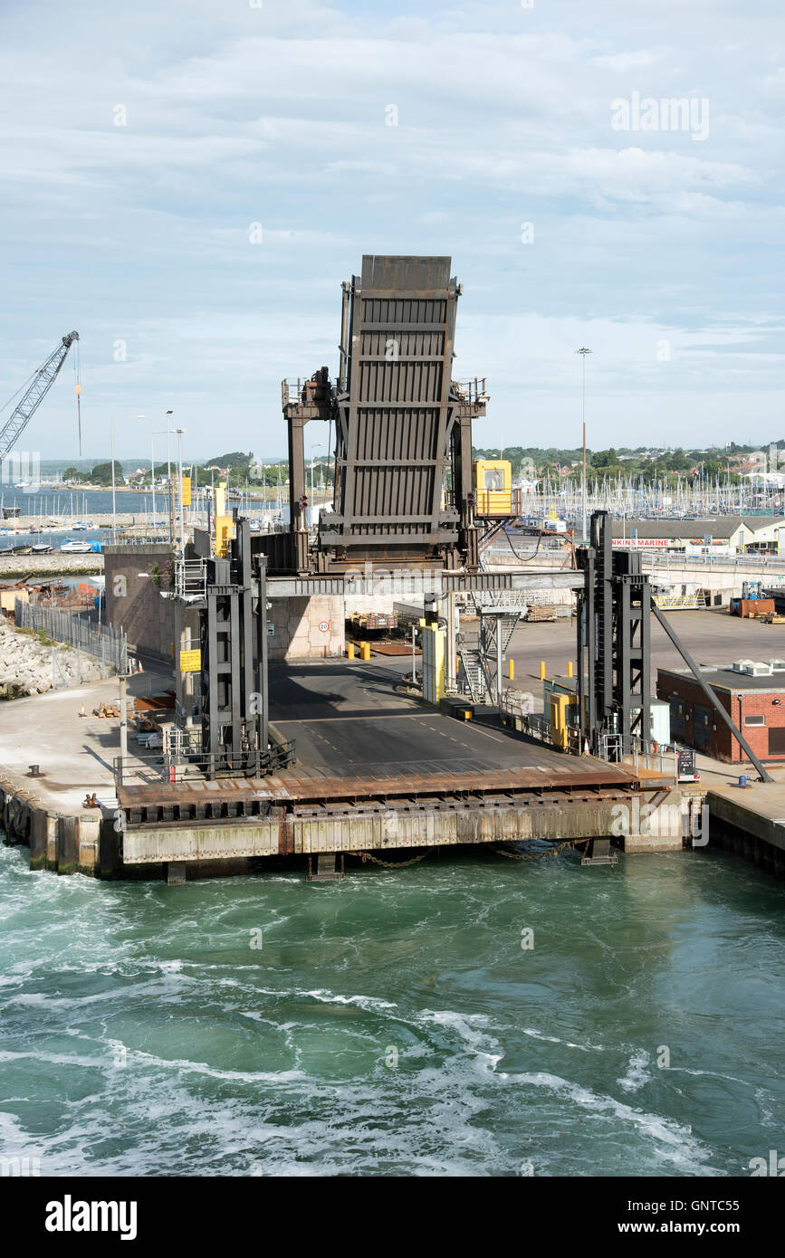 Le port de Poole Dorset UK - La linkspan d' et rampe pour cross channel ferries pour charger et décharger des véhicules Banque D'Images