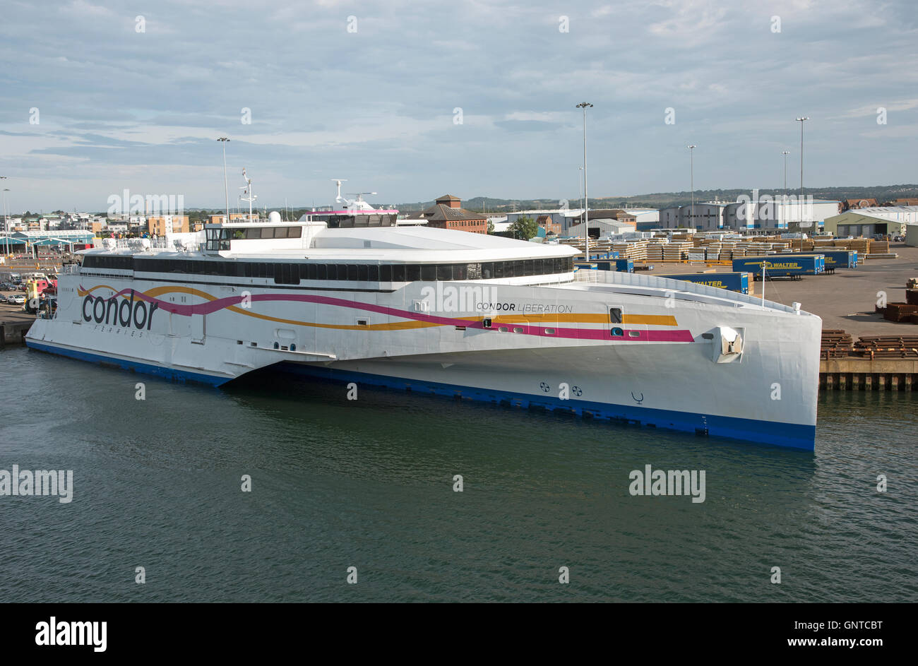 Le port de Poole le sud de l'Angleterre UK - sur une place des véhicules et passagers Condor ferry rapide libération Banque D'Images