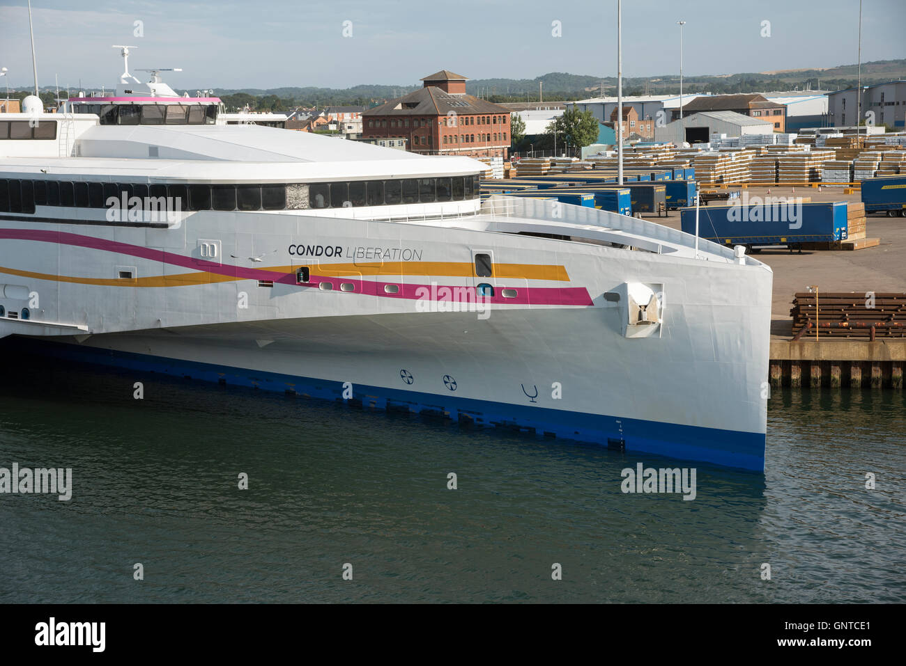 Le port de Poole England UK - sur une place la croix Libération Condor ferry rapide de canal Banque D'Images