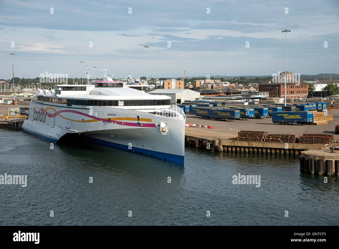 Le port de Poole le sud de l'Angleterre UK - sur une place des véhicules et passagers Condor ferry rapide libération Banque D'Images