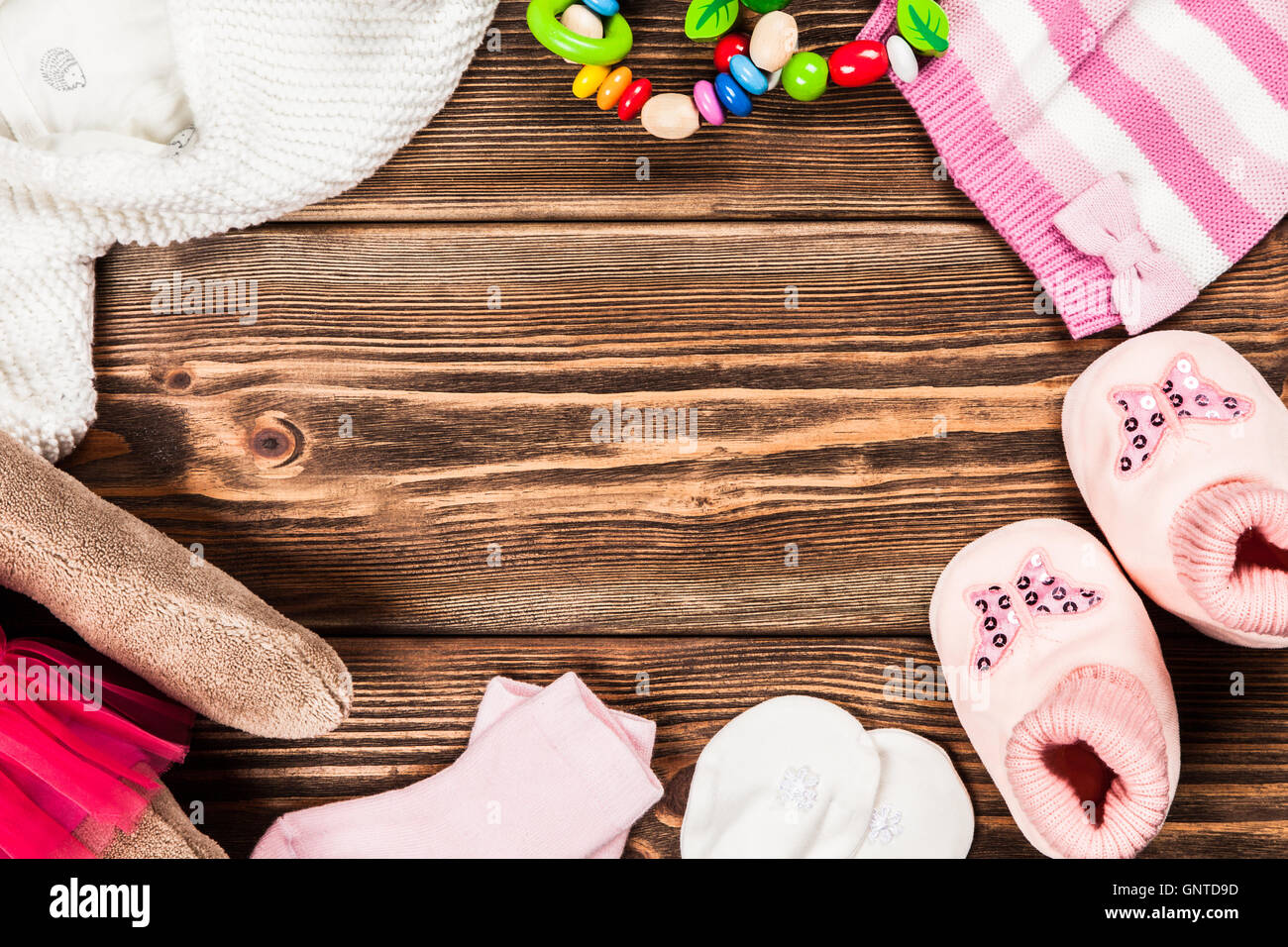 Vêtements de bébé sur fond de bois Banque D'Images