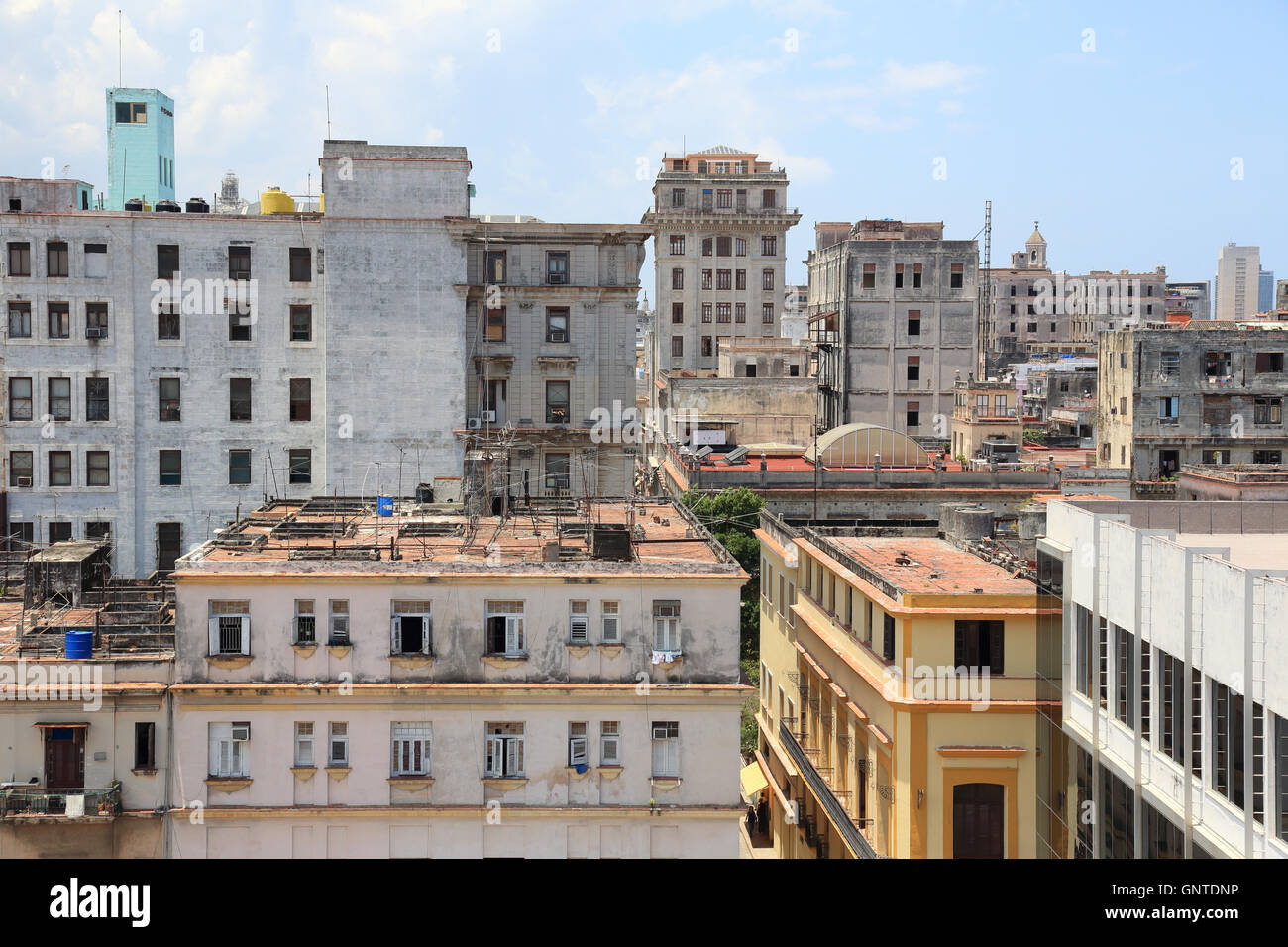 La Havane, Cuba.Scene sur les toits et immeubles de la ville. Banque D'Images