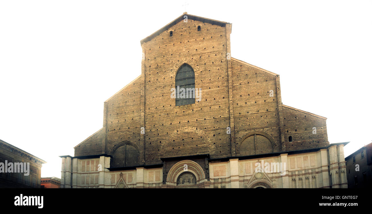 Façade inachevée de la basilique San Petronio à Bologne avec rétroéclairage blanc Banque D'Images