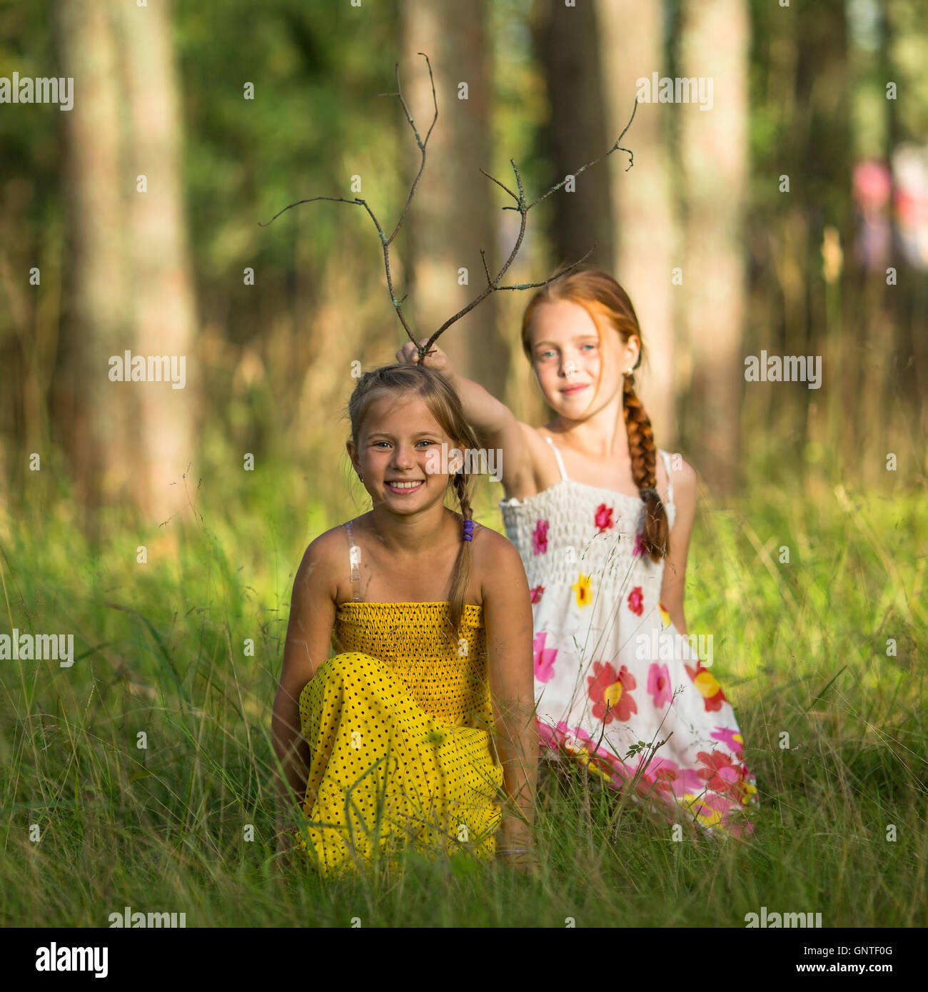 Funny little girl posing for the camera dans les bois. Banque D'Images