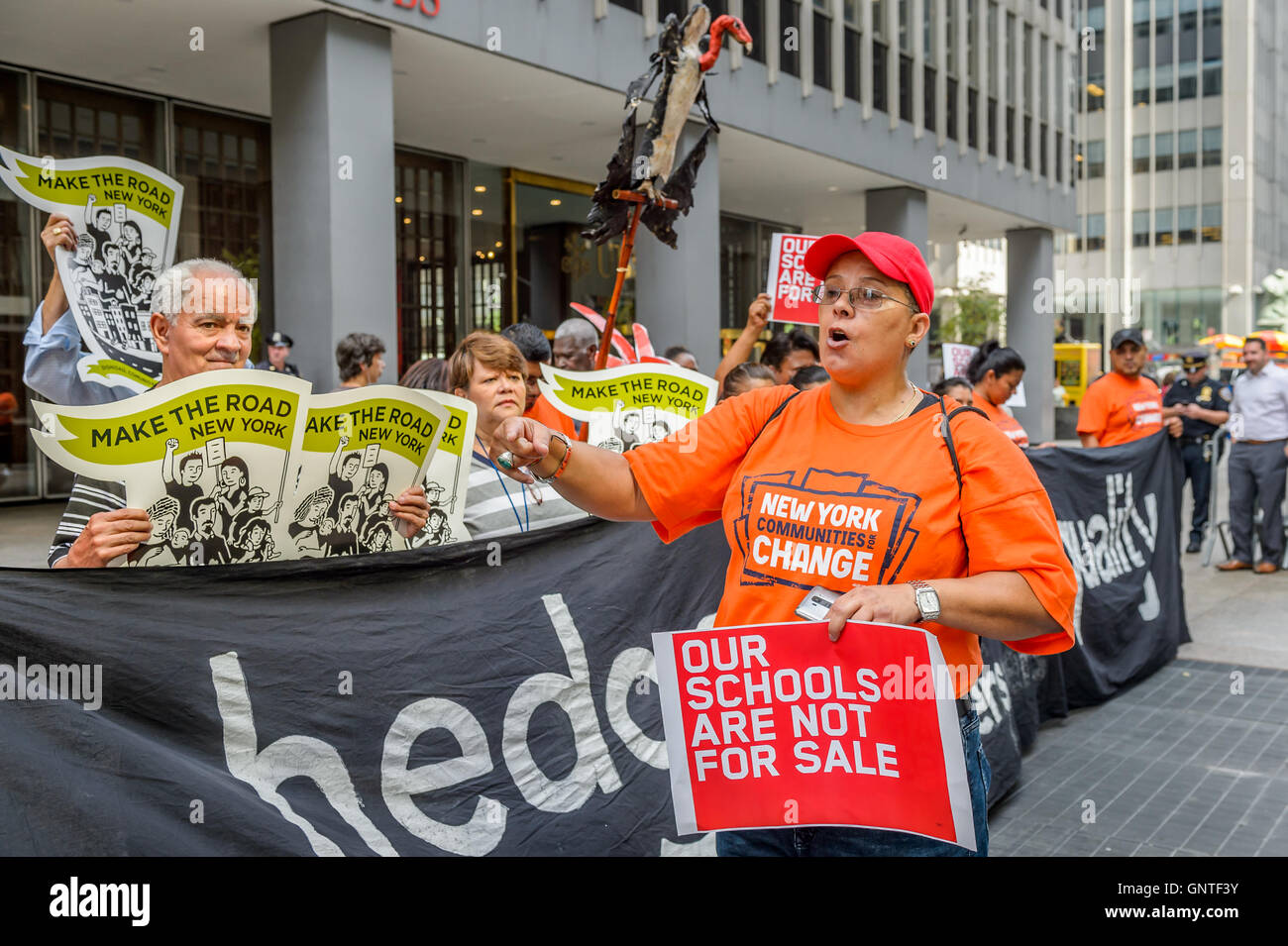 New York, États-Unis. Août 31, 2016. Des militants, des groupes de défense, et les membres de la communauté portoricaine de New York a tenu une manifestation devant le siège de la banque UBS à midtown Manhattan 2.37 dans le cadre de la manifestations contre les banques derrière la crise de la dette et contre la première Conférence Promesa à San Juan, Puerto Rico. Crédit : Erik McGregor/Pacific Press/Alamy Live News Banque D'Images