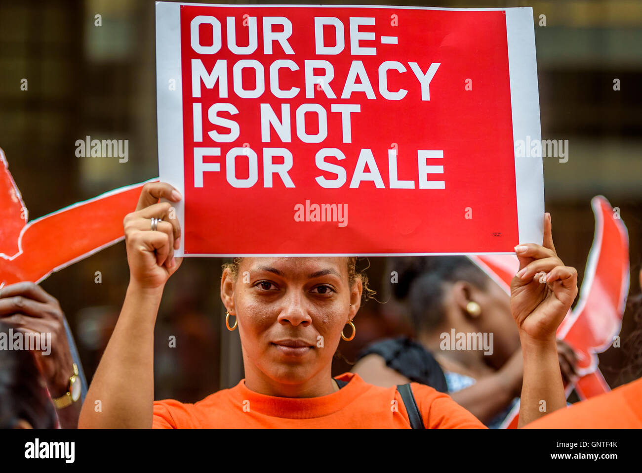 New York, États-Unis. Août 31, 2016. Des militants, des groupes de défense, et les membres de la communauté portoricaine de New York a tenu une manifestation devant le siège de la banque UBS à midtown Manhattan 2.37 dans le cadre de la manifestations contre les banques derrière la crise de la dette et contre la première Conférence Promesa à San Juan, Puerto Rico. Crédit : Erik McGregor/Pacific Press/Alamy Live News Banque D'Images