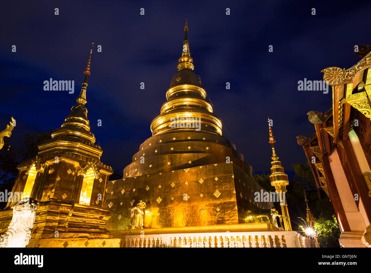 Stupa doré de Wat Phra Singh au crépuscule, Chiang Mai, Thaïlande Banque D'Images