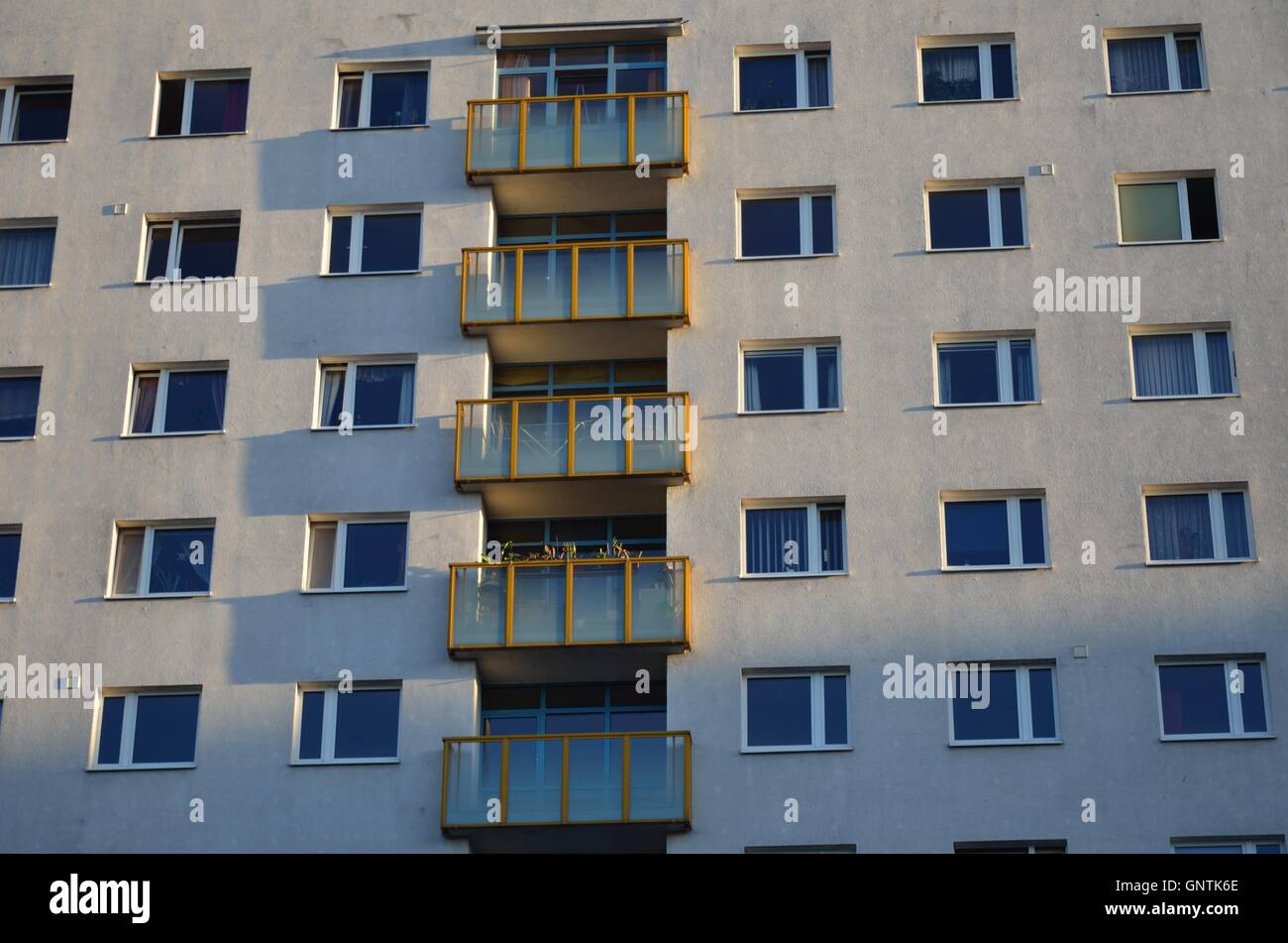 Fenêtres et balcons dans grand immeuble Banque D'Images