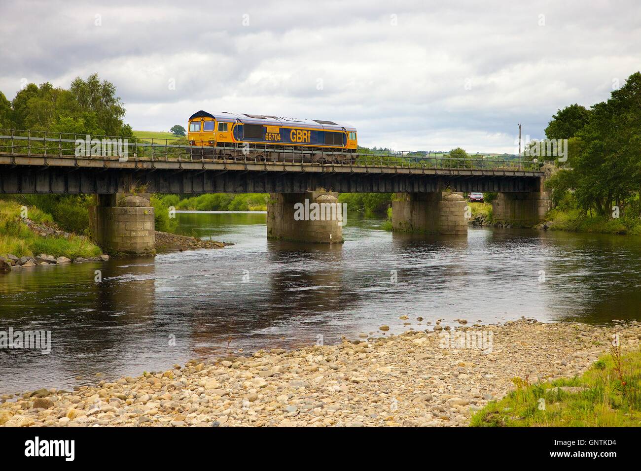 Class 66 GB Railfreight freight train 'puissance' Signalbox Colchester. Ridley Hall South Tyne, pont de chemin de fer, Bardon Mill, au Royaume-Uni. Banque D'Images