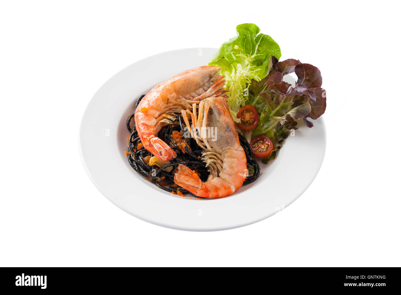 Vue avant du noir de style japonais avec des pâtes aux crevettes et légumes thaï river en plat de céramique isolé sur fond blanc Banque D'Images