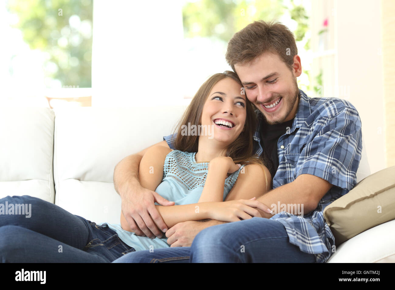 Couple heureux ou mariage hugging et profiter d'une table à la maison Banque D'Images