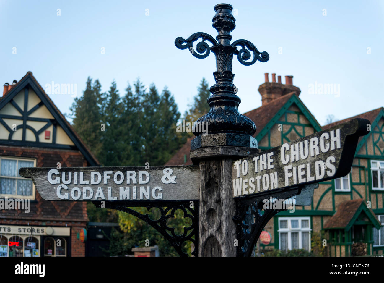 Un panneau en bois dans le village de Albury( montrant la direction de Guildford, Godalming, l'église du village), Surrey, UK Banque D'Images