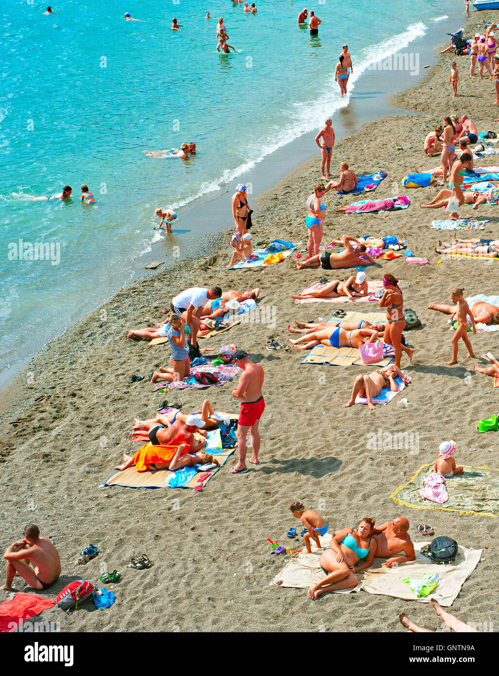 Personnes à la mer plage dans Sudak. Banque D'Images