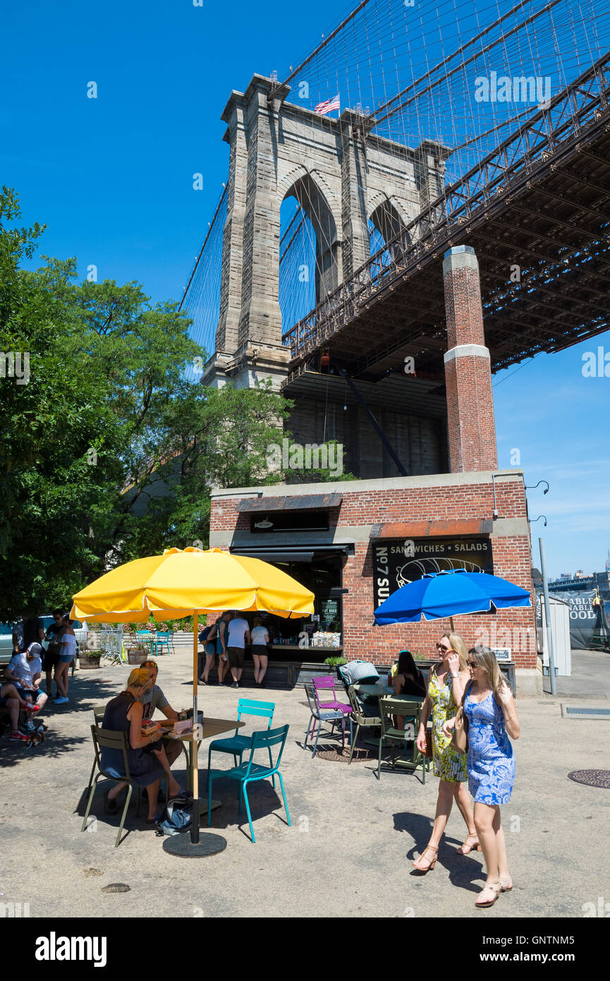 NEW YORK - 27 août 2016 : les touristes se rassemblent à l'ombre d'une vue imposante du pont de Brooklyn par un beau matin. Banque D'Images