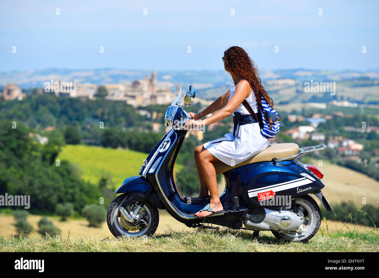 Femme, Fille, scooter, moto, Vespa, Primavera, 125cm3, dans l'arrière-plan  de Corinaldo, Province Ancône Photo Stock - Alamy