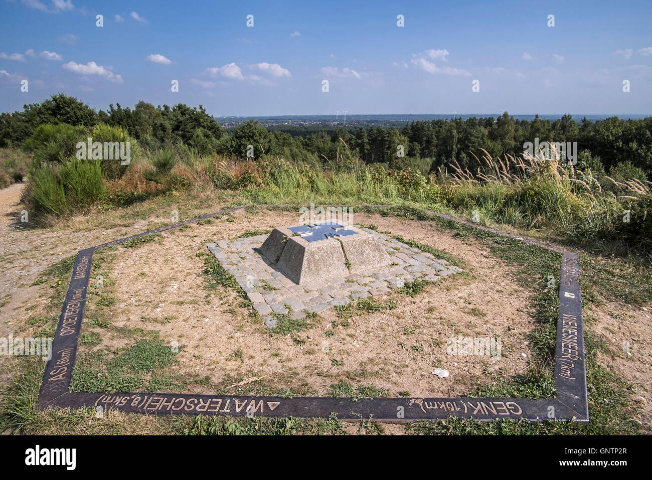 Table d'orientation qui offre une vue sur la Mechelse Heide, des Landes dans le Parc national Hoge Kempen, Limbourg, Belgique Banque D'Images