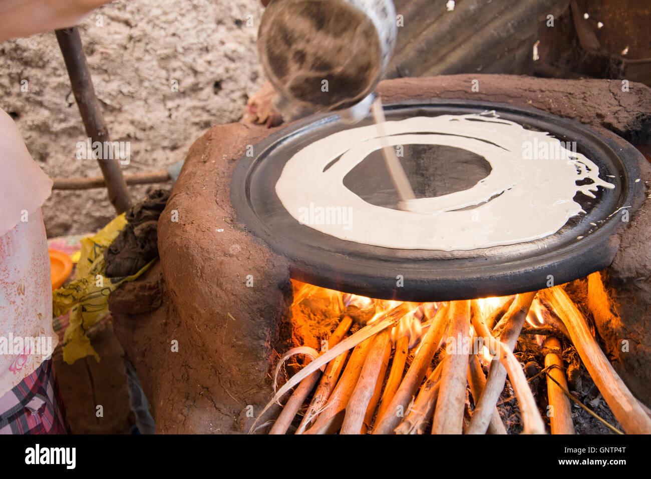 Une femme dans le sud de l'Éthiopie de l'injera, le pain. Banque D'Images