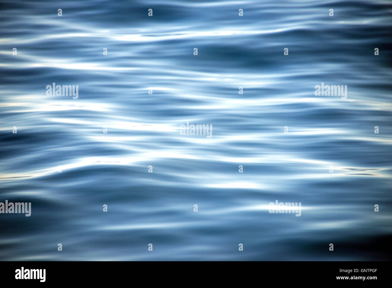 Les vagues de l'océan bleu doux avec le flou ajouté pour lisser la texture Banque D'Images