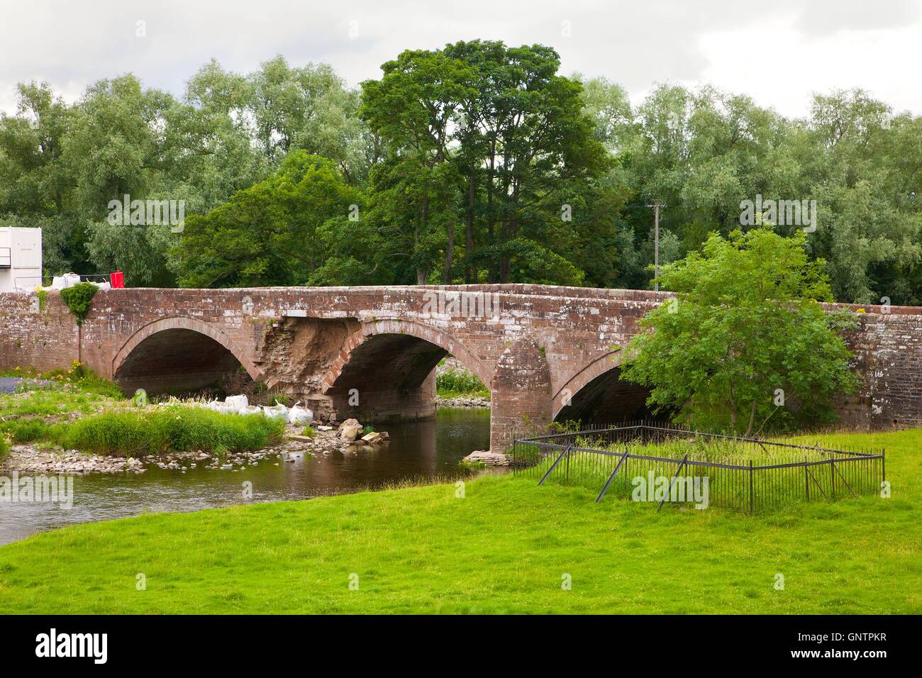 Les dommages par inondation château pont sur la rivière de Eamount. Brougham Castle, Penrith, Cumbria, Angleterre, Royaume-Uni, Europe. Banque D'Images