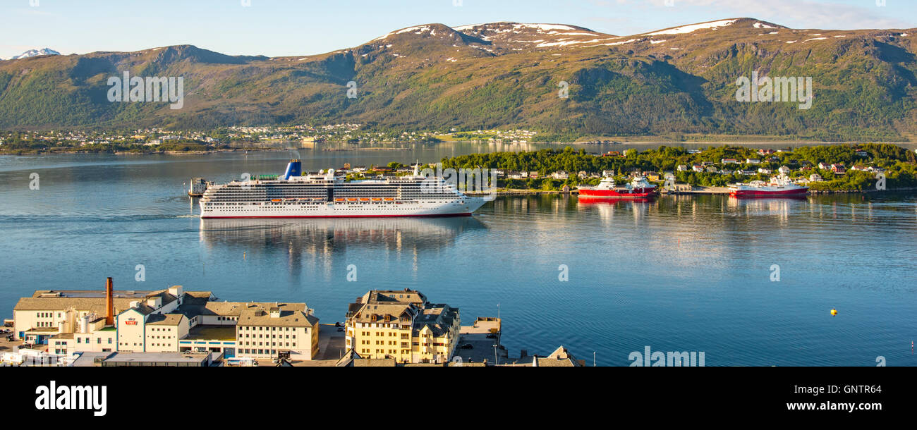 V panoramiciew de navire de croisière de Arcadia Mt. Aksla, Fjord extérieure d'Ålesund, Norvège More og Romsdal, Scandinavie Banque D'Images