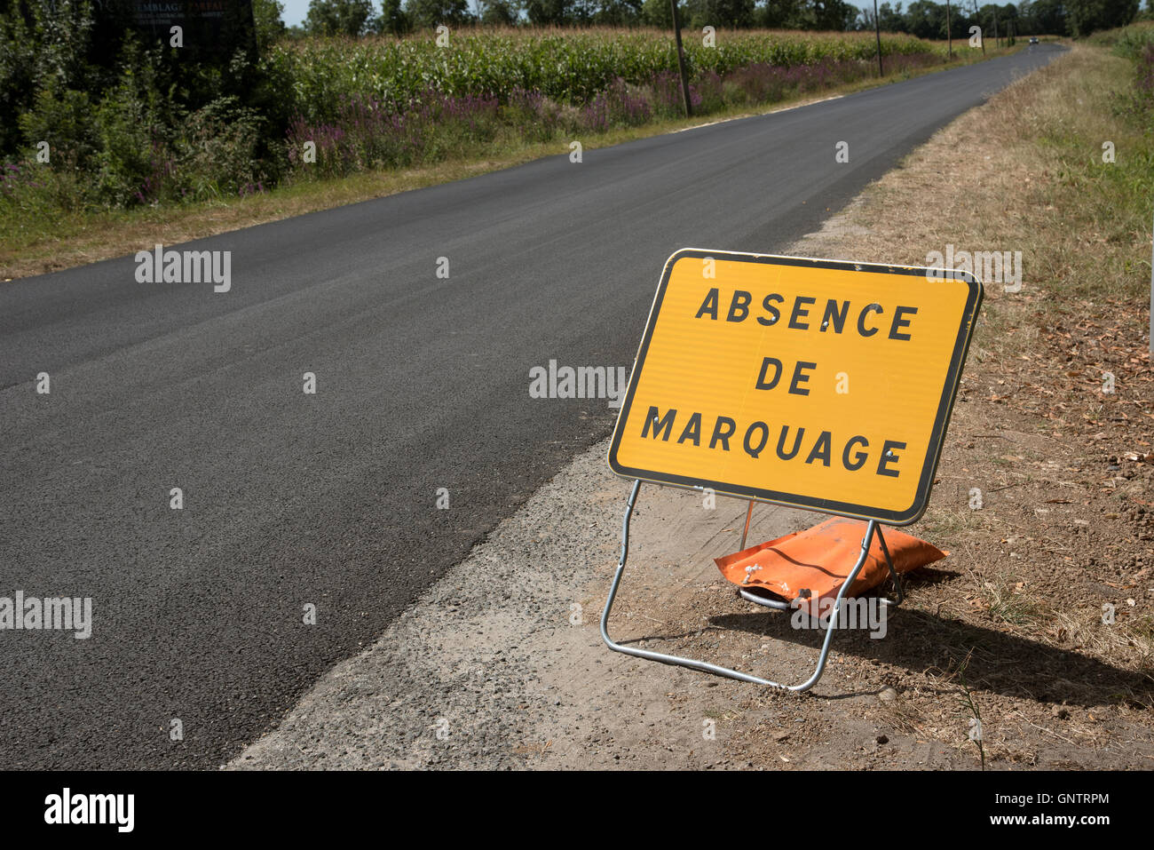 France - Bordeaux Médoc signe routière conseiller les automobilistes il n'y a pas de marquages routiers Banque D'Images