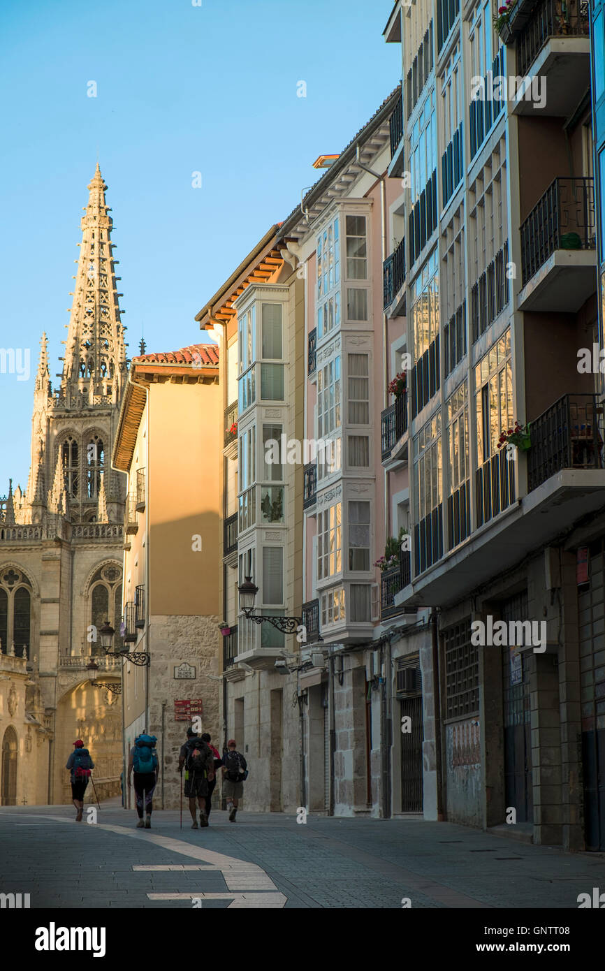 Burgos - les pèlerins sur le Camino de Santiago, se promenant dans la partie médiévale de la ville Banque D'Images