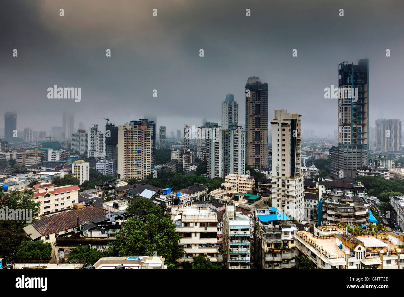 Horizon du centre de Mumbai sous les nuages de mousson dans la saison des pluies, Mumbai, Maharashtra, Inde Banque D'Images