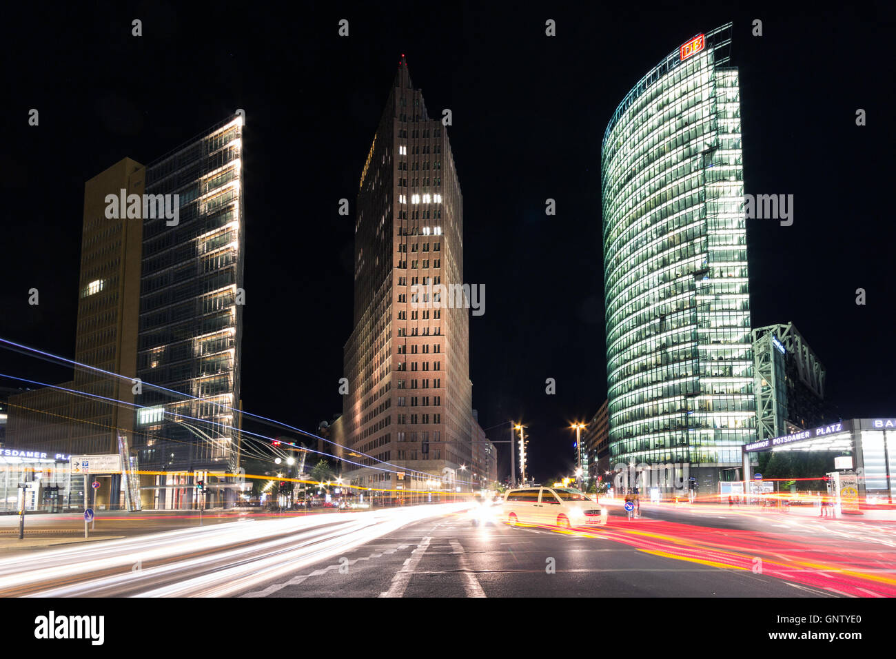 La circulation de nuit à la Potsdamer Platz à Berlin, Allemagne. Banque D'Images