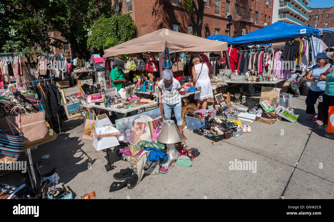 Shopping au Jubilé de Brighton Beach dans le quartier de Brighton Beach de Brooklyn à New York le dimanche, Août 28, 2016. Le quartier est parfois appelé familièrement 'Little Odessa' en raison de sa popularité parmi les émigrés russes et sa proximité de l'océan. (© Richard B. Levine) Banque D'Images
