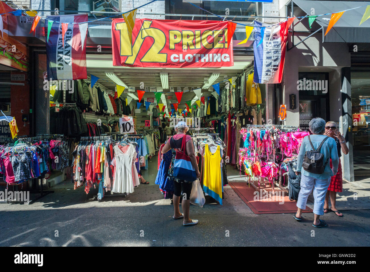 Shopping sur la plage de Brighton Avenue dans le quartier de Brighton Beach de Brooklyn à New York le dimanche, Août 28, 2016. Le quartier est parfois appelé familièrement 'Little Odessa' en raison de sa popularité parmi les émigrés russes et sa proximité de l'océan. (© Richard B. Levine) Banque D'Images