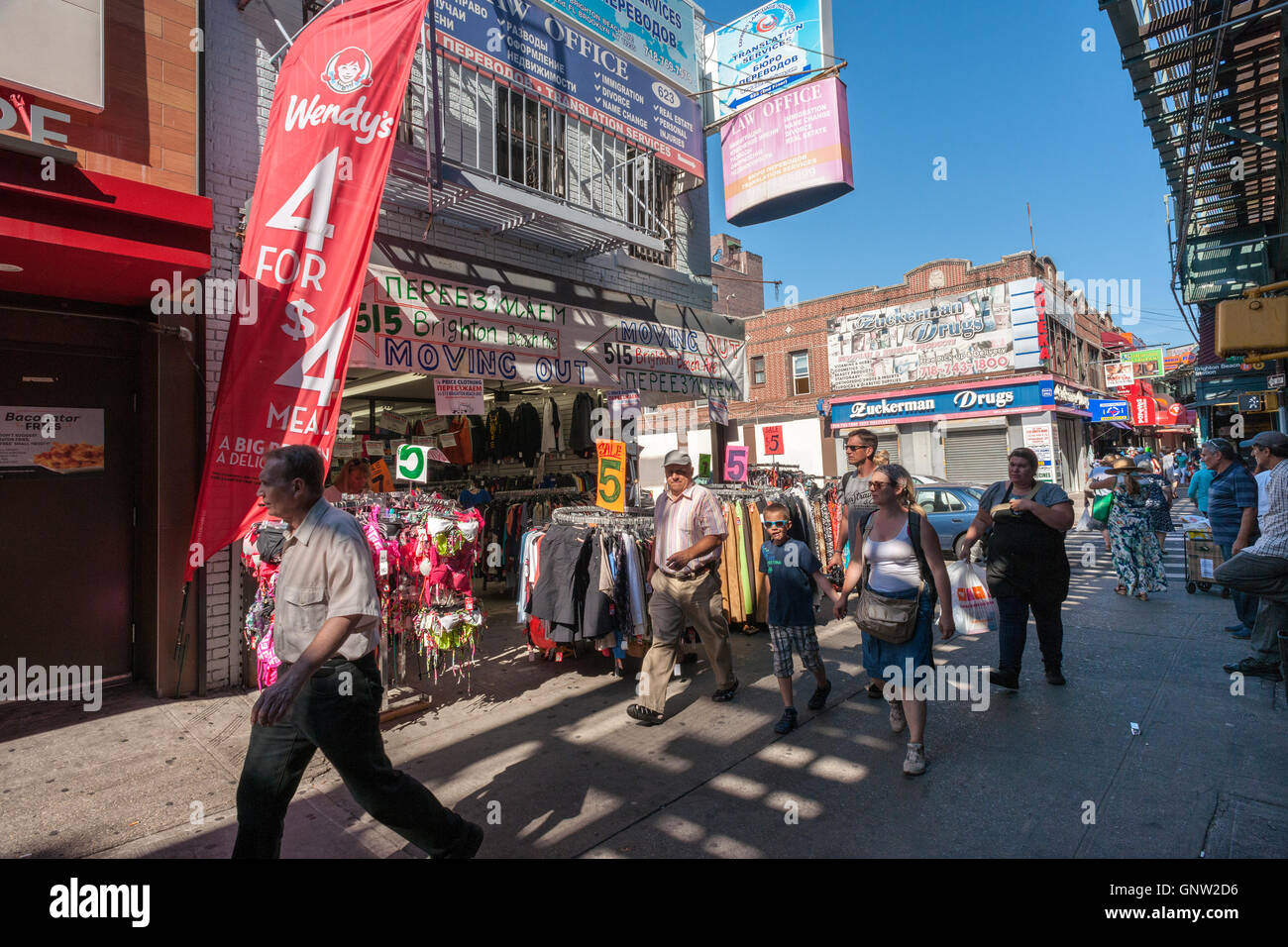 Shopping sur la plage de Brighton Avenue dans le quartier de Brighton Beach de Brooklyn à New York le dimanche, Août 28, 2016. Le quartier est parfois appelé familièrement 'Little Odessa' en raison de sa popularité parmi les émigrés russes et sa proximité de l'océan. (© Richard B. Levine) Banque D'Images